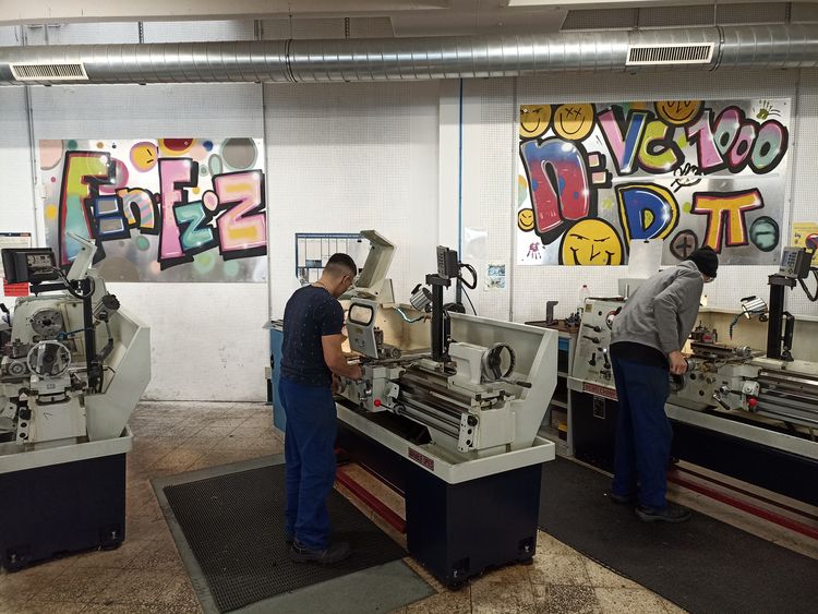 Graffiti-Workshop-TBAK-Formeln Formel für die Drehzahl und den Vorschub aufgehängt an den Wänden der Werkstatt