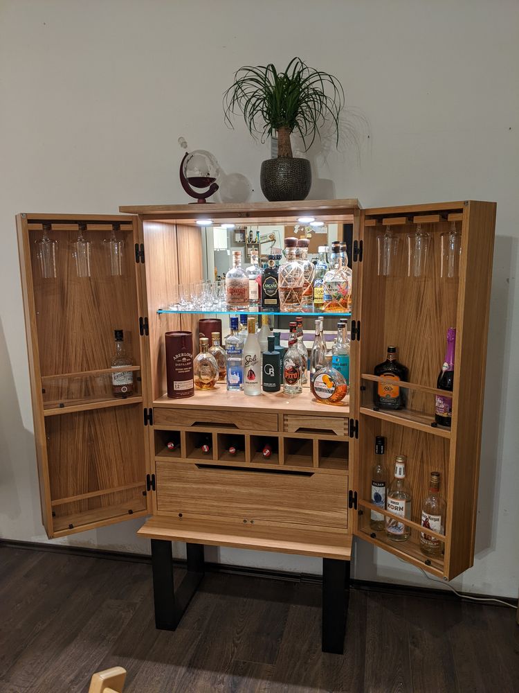 Werkstück von Lisa Tauner - Barschrank geöffnet