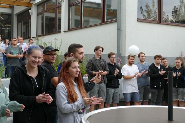 Die Kursteilnehmer_innen applaudieren