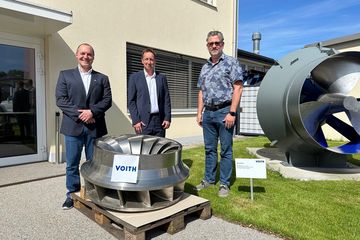 Gruppenfoto vor der Francis Spiral Turbine
