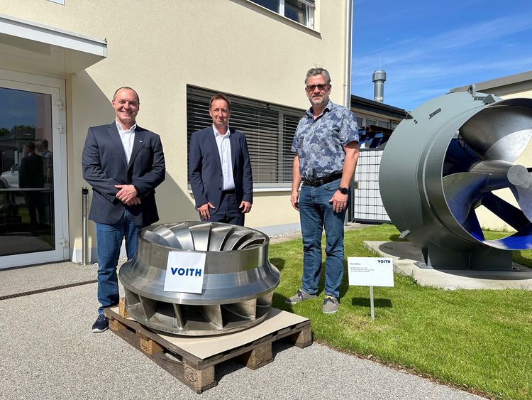 Gruppenfoto vor der Francis Spiral Turbine