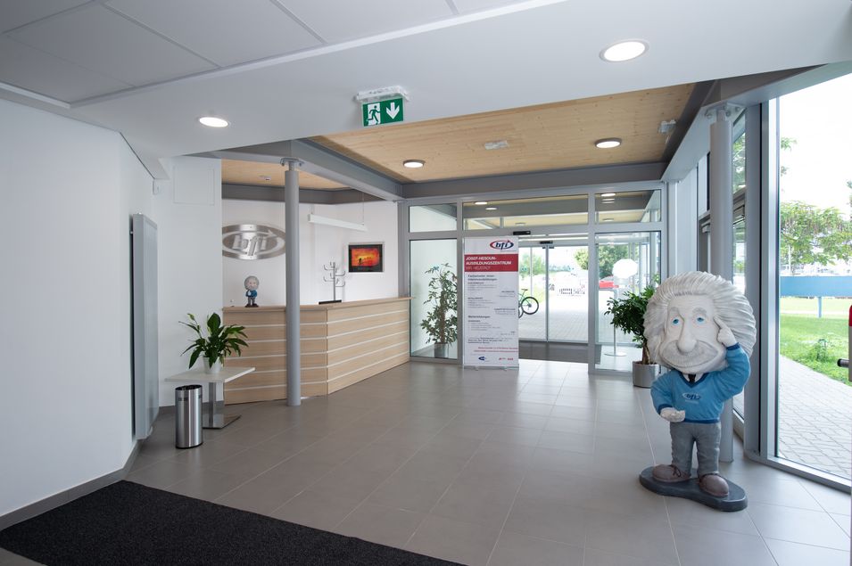 Eingangsbereich des Josef Hesoun Ausbildungszentrum in Wiener Neustadt