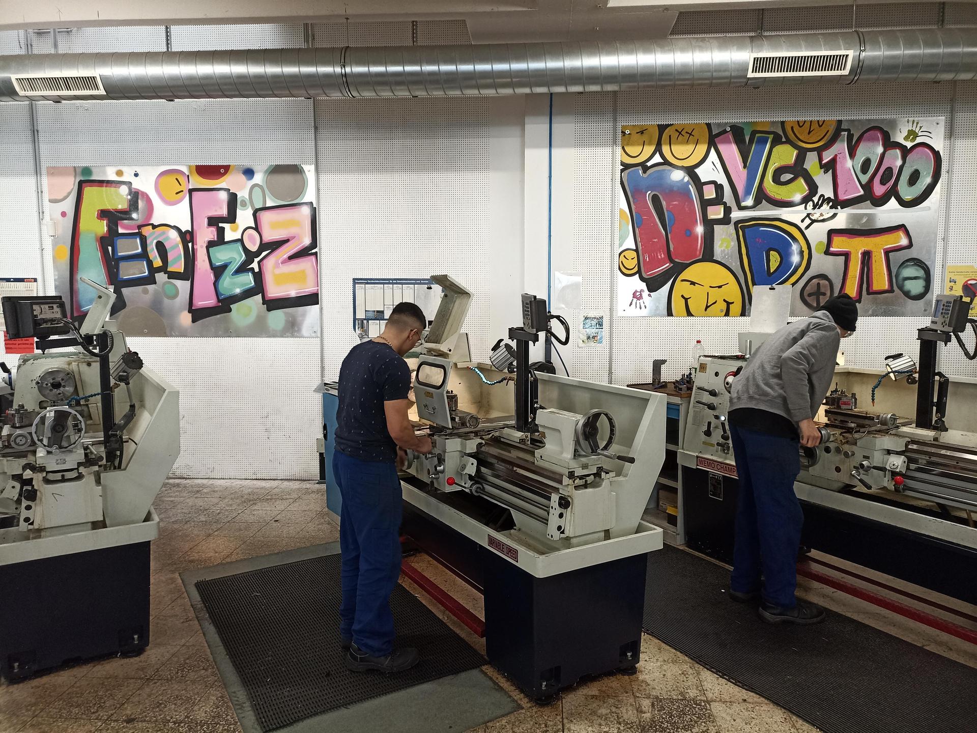 Graffiti-Workshop-TBAK-Formeln Formel für die Drehzahl und den Vorschub aufgehängt an den Wänden der Werkstatt